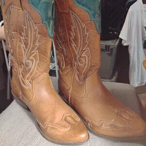 Western boots ladies size 11 brown with some green very nice and stylish